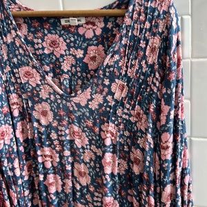 Billabong long sleeve dress, v neck, to knees.